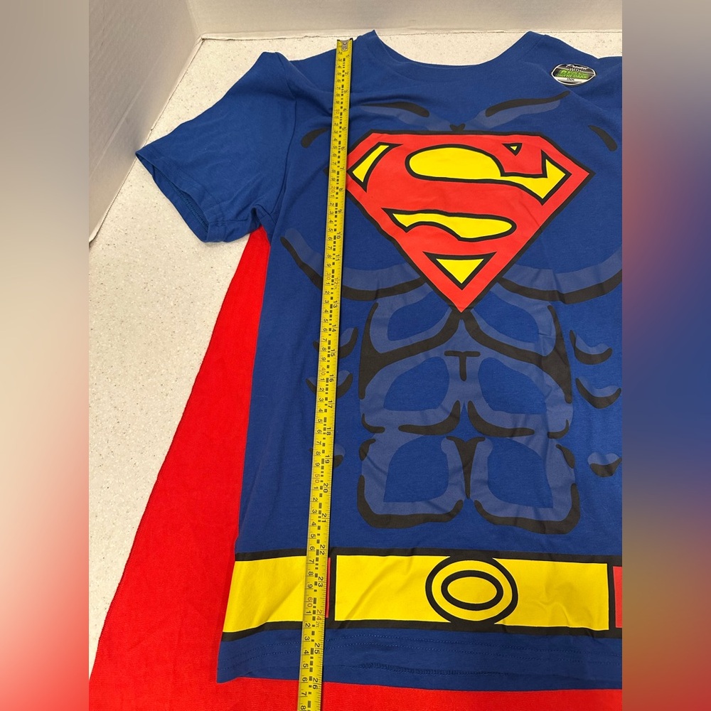 NWT Superman Short Sleeve Graphic T-Shirt W Detachable Cape Glow in Dark. Small - Picture 7 of 10